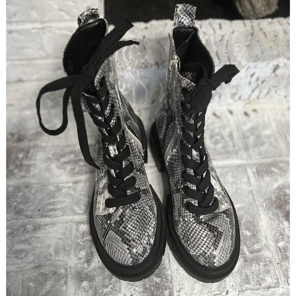 DV Dolce Vita Fume Women’s Chunky Platform Boots SZ 7.5 Snake Print Black White - Picture 4 of 10